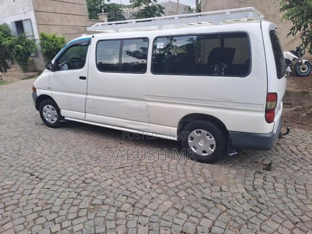 Toyota Grand HiAce 2000 White