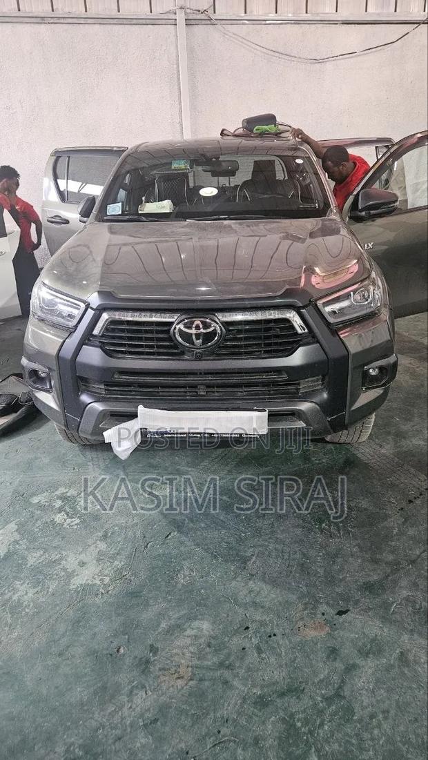Toyota Hilux 2025 Blue