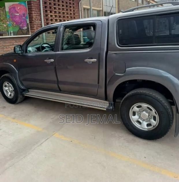 Toyota Hilux 2012 Gray