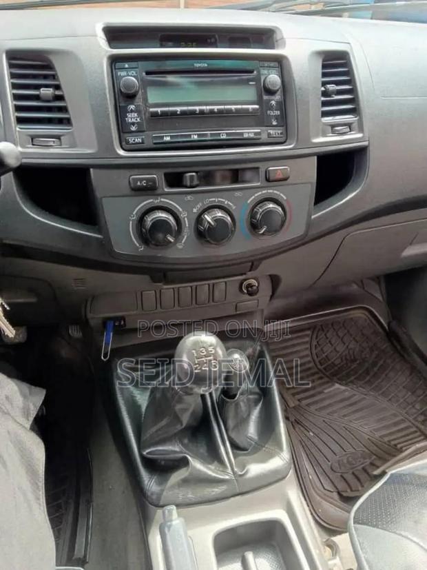 Toyota Hilux 2012 Gray