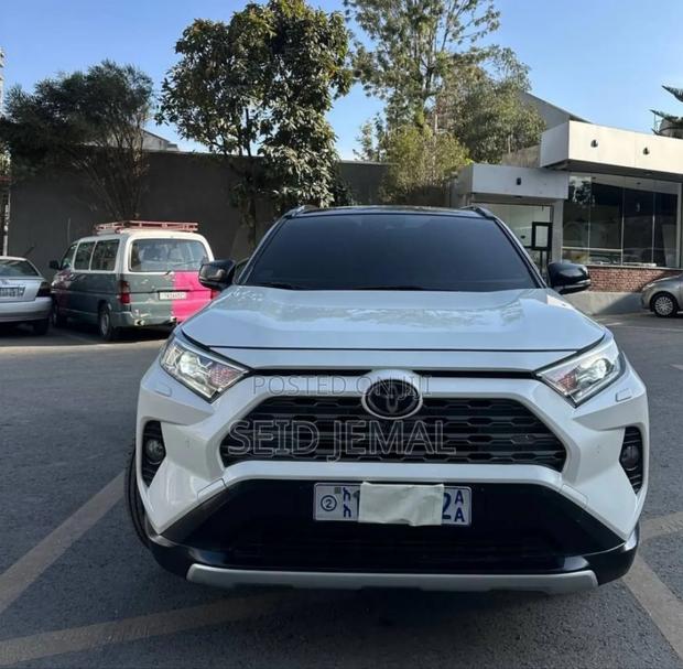 Toyota RAV4 2022 White