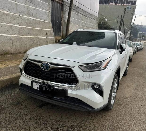 Toyota Highlander Hybrid 2023 Beige