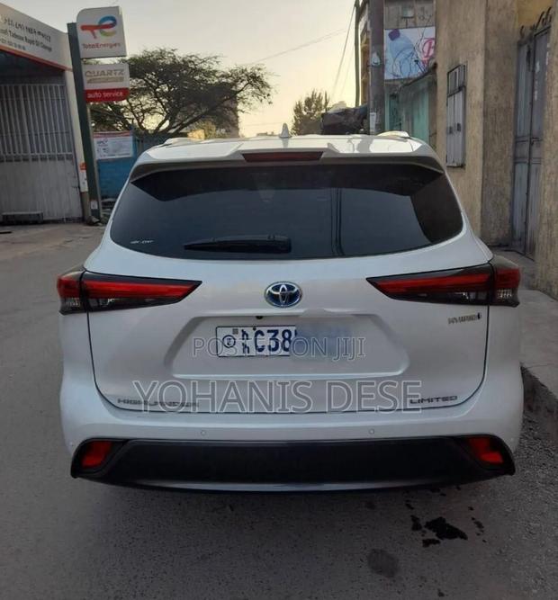 Toyota Highlander Hybrid 2023 Beige