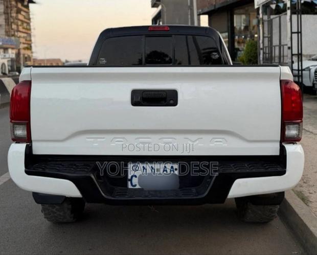Toyota Tacoma 2018 Beige