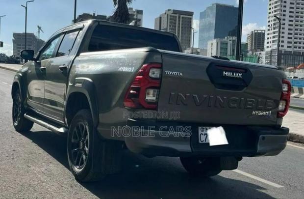 Toyota Hilux 2024 Gray