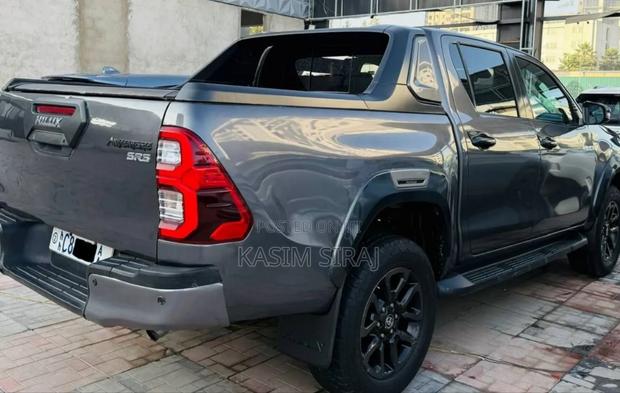 Toyota Hilux 2023 Gray