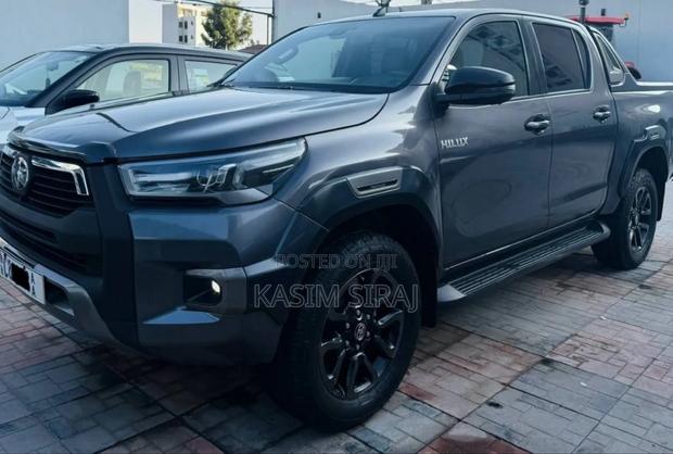 Toyota Hilux 2023 Gray