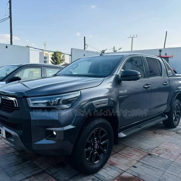 Toyota Hilux 2023 Gray
