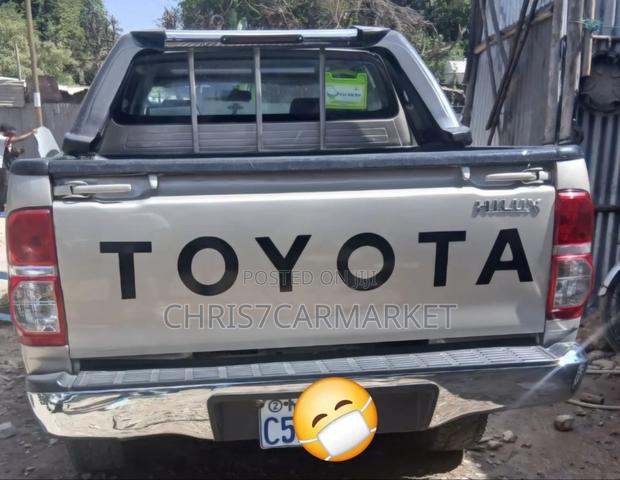 Toyota Hilux 2.5 D-4D 4X4 SRX 2010 Gold