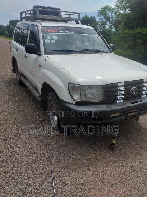 Toyota Land Cruiser 2004 White