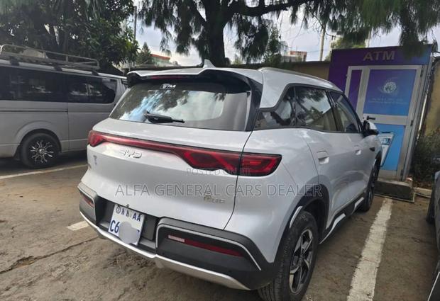BYD Yuan Up 45 kWh FWD 2024 Silver