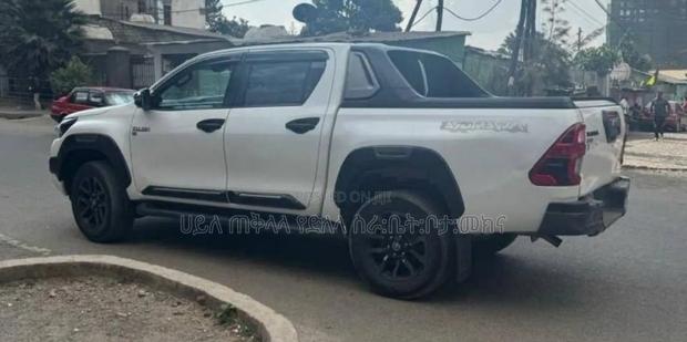 Toyota Hilux 2022 Ivory