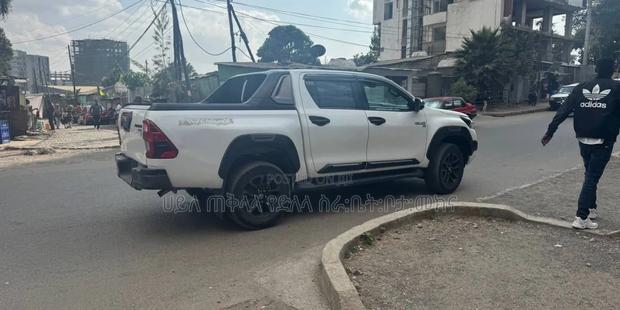 Toyota Hilux 2022 Ivory