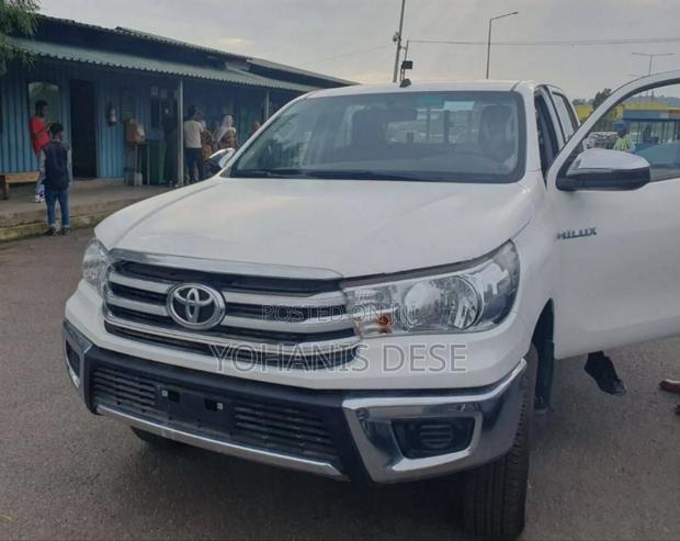 Toyota Hilux 2023 Beige