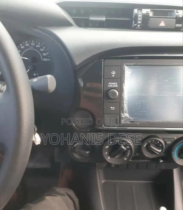 Toyota Hilux 2023 Beige