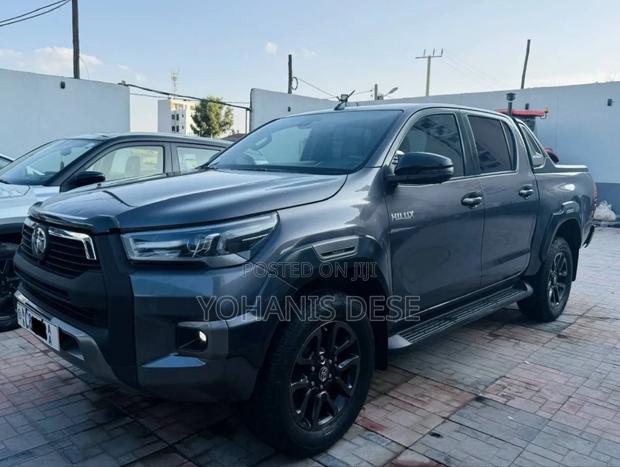 Toyota Hilux 2023 Beige