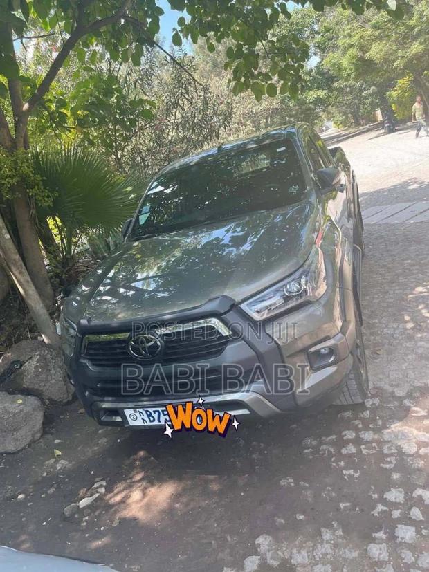 Toyota Hilux 2022 Gray