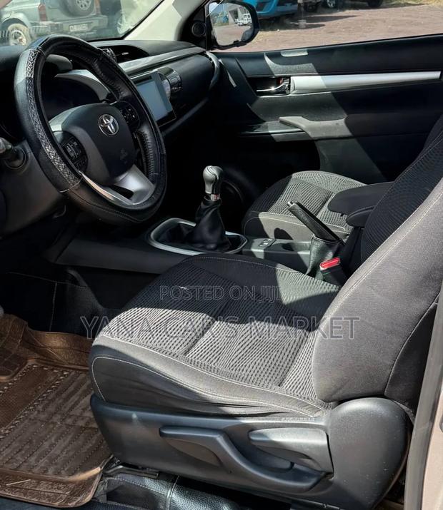 Toyota Hilux 2019 Silver