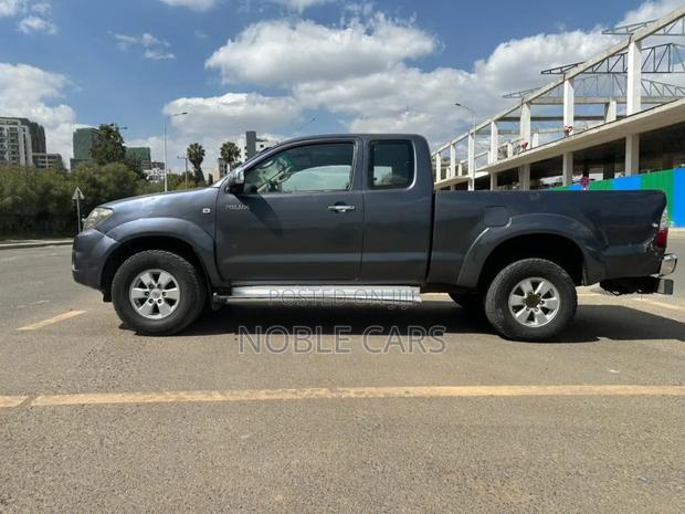 Toyota Hilux 2011 Gray