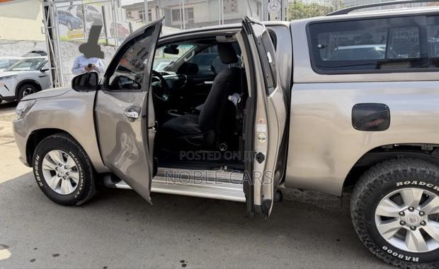 Toyota Hilux 2019 Gold