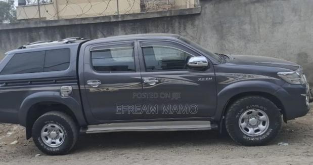 Toyota Hilux 2015 Gray