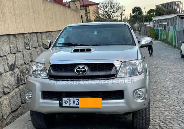 Toyota Hilux 2010 Silver