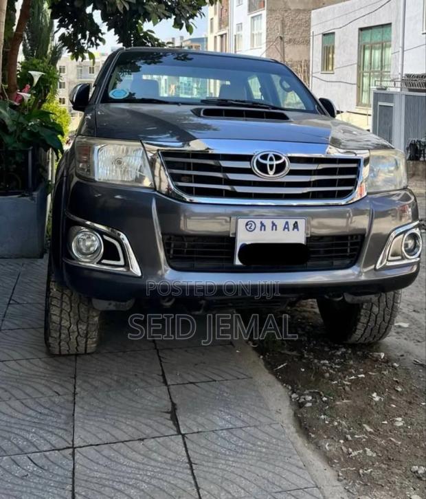 Toyota Hilux 2014 Gray