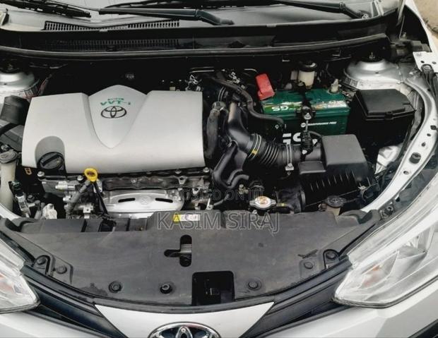 Toyota Yaris 1.5 Sedan L 2020 Silver