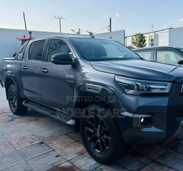 Toyota Hilux 2023 Gray