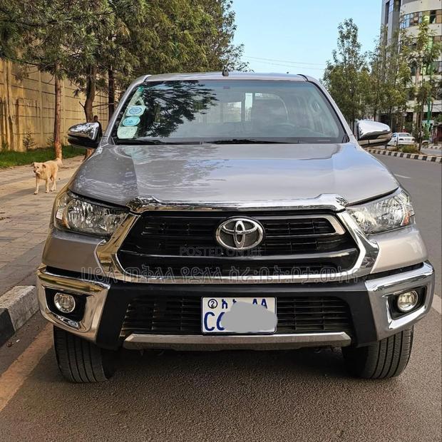 Toyota Hilux 2022 Silver