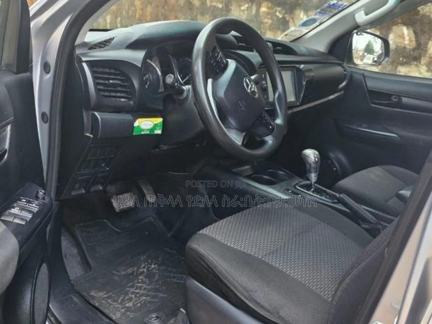 Toyota Hilux 2022 Silver