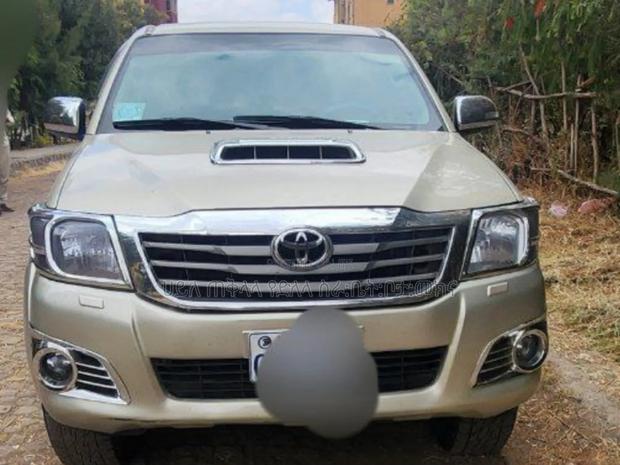 Toyota Hilux 2015 Gold