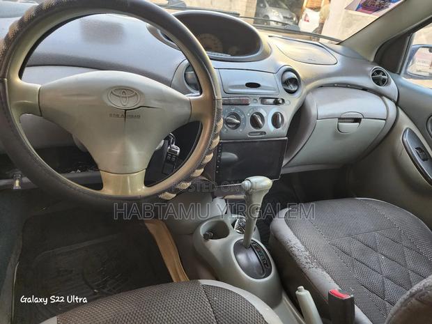 Toyota Vitz 2000 Blue