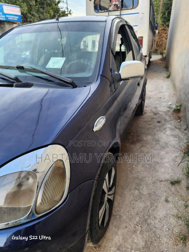 Toyota Vitz 2000 Blue