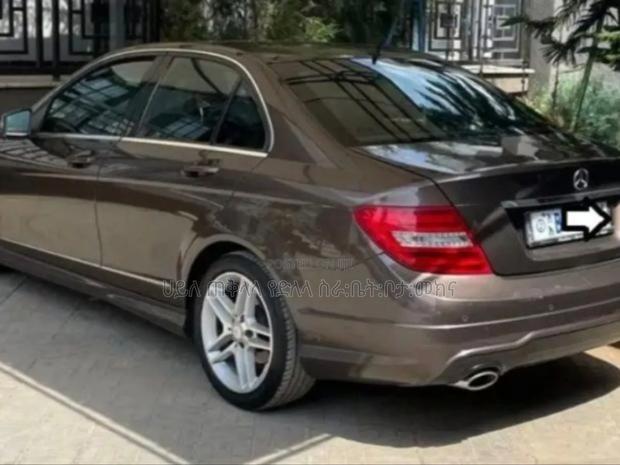 Mercedes-Benz C200 2012 Brown