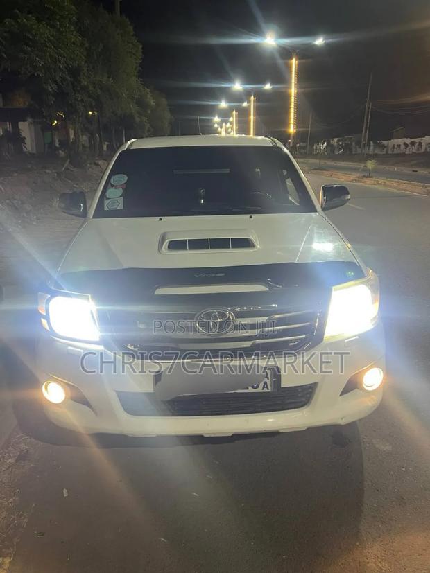 Toyota Hilux SR 4x4 2013 White