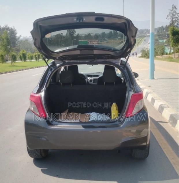 Toyota Yaris 2012 Brown