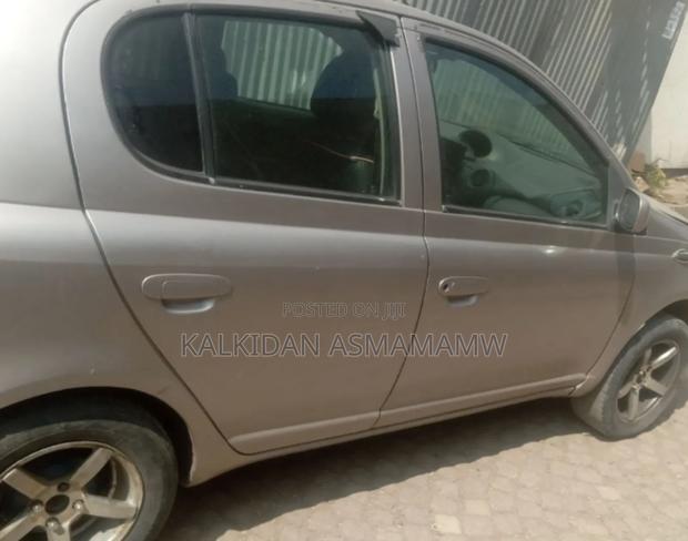 Toyota Vitz 2001 Silver
