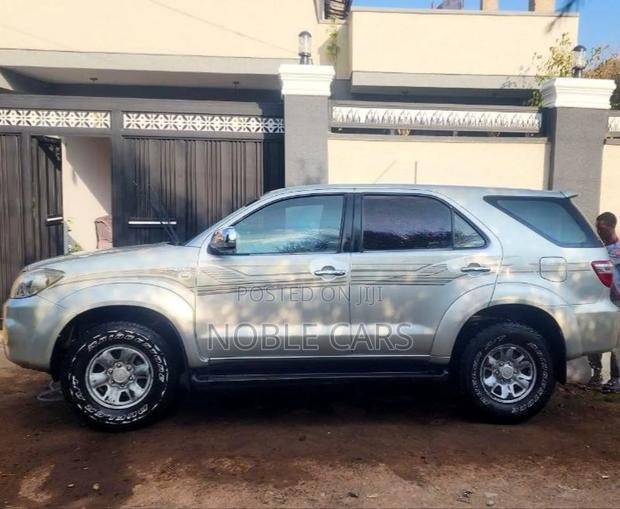 Toyota Fortuner 2010 Silver