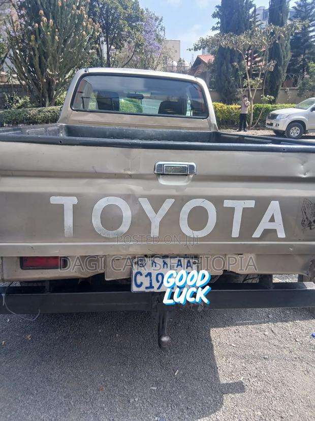 Toyota Hilux 2003 Gray