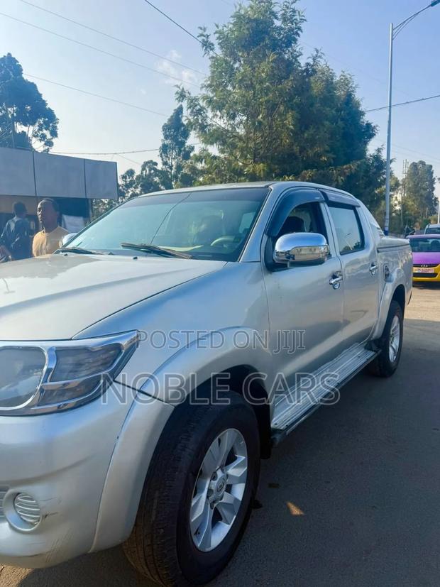Toyota Hilux 2012 Gold