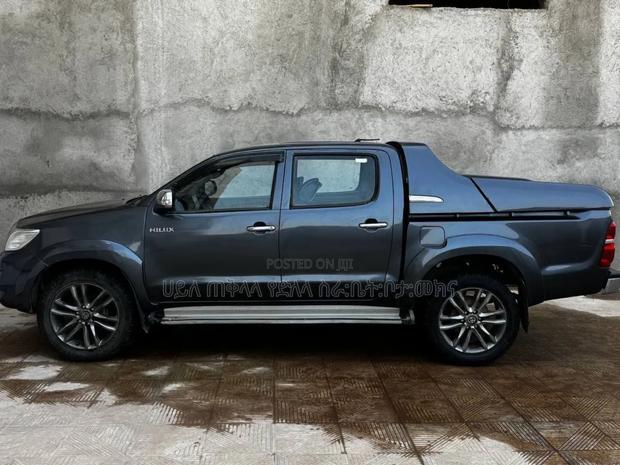 Toyota Hilux 2012 Gray