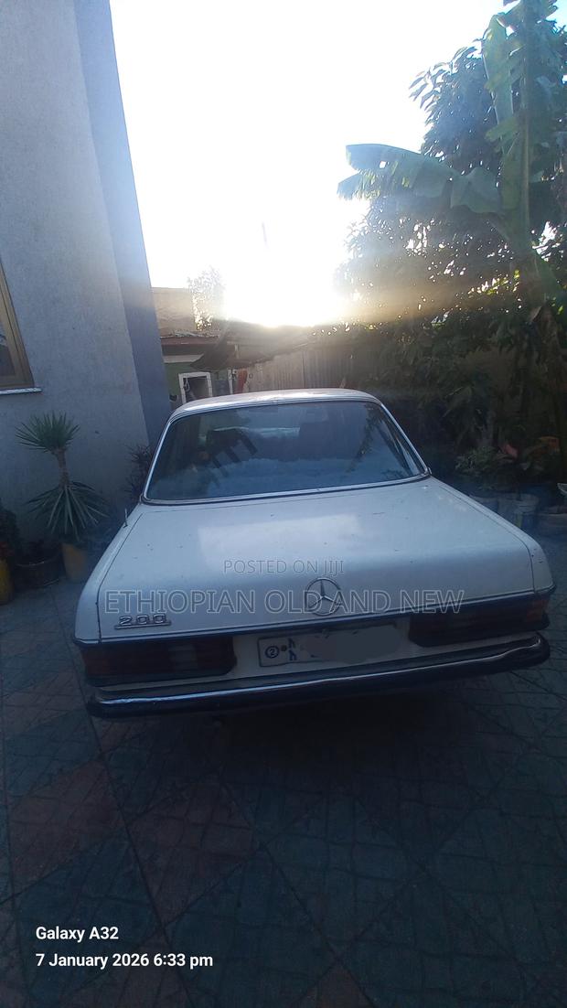 Mercedes-Benz 200 1982 White