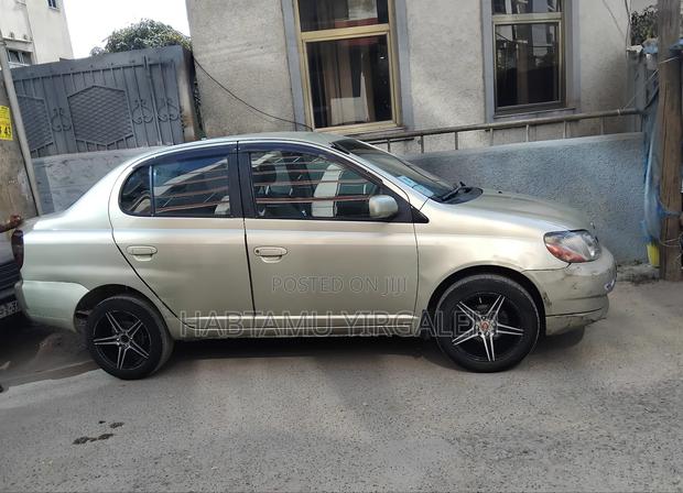 Toyota Platz 2001 Gold