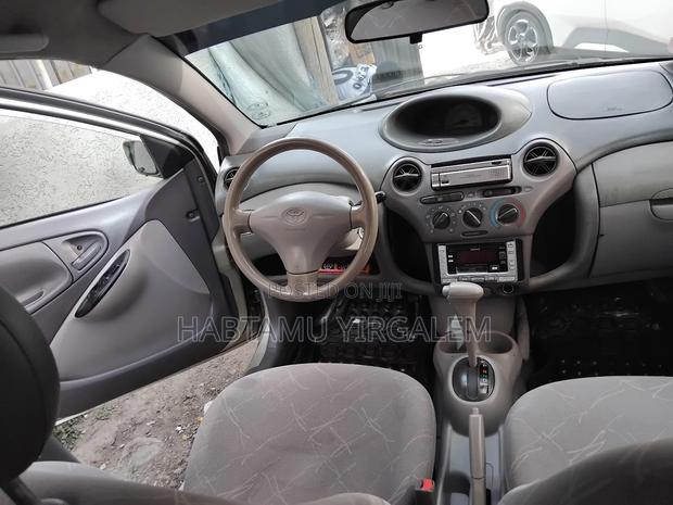 Toyota Platz 2001 Gold
