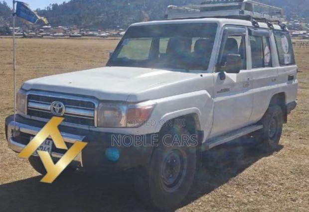 Toyota Land Cruiser 2010 White