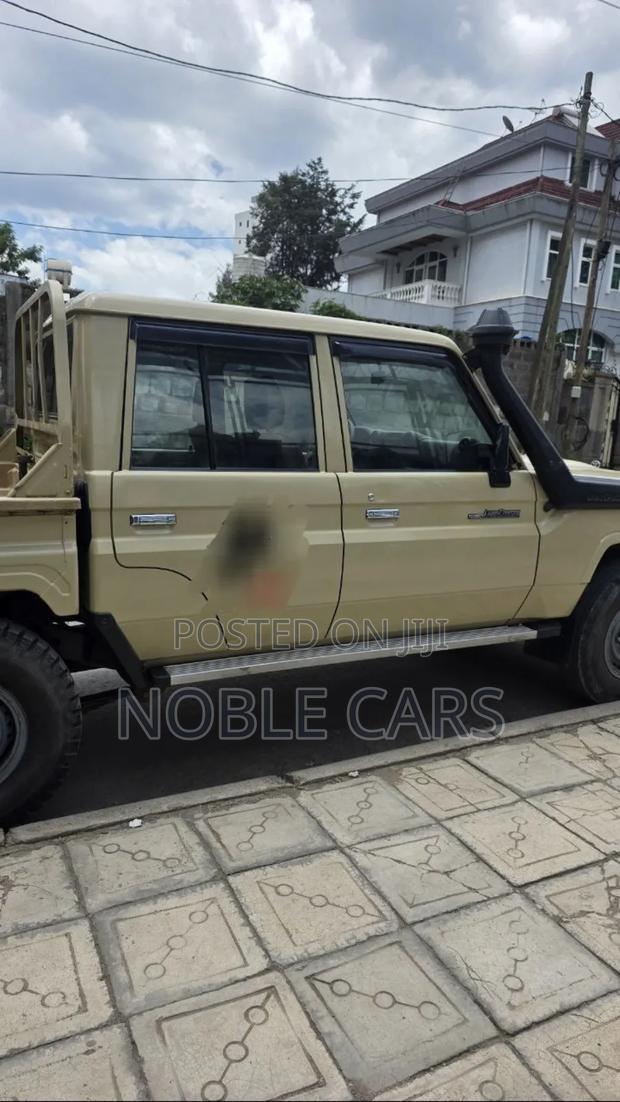 Toyota Land Cruiser 2021 Gold
