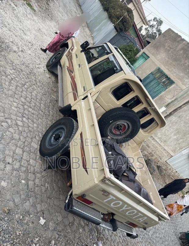 Toyota Land Cruiser 2020 Gold