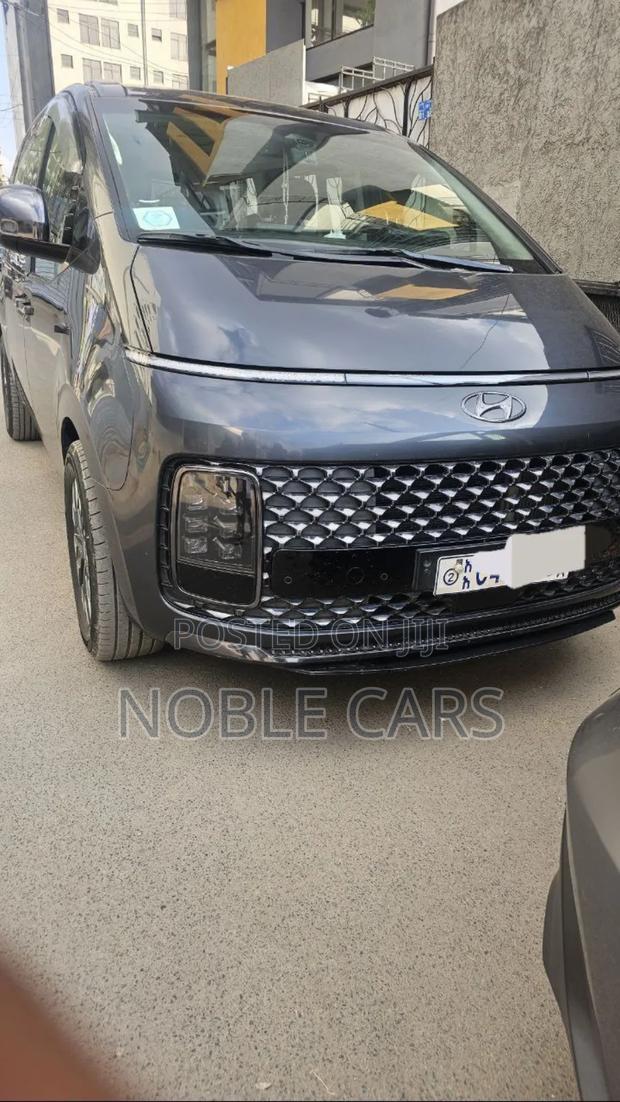 Hyundai Staria 2022 Gray