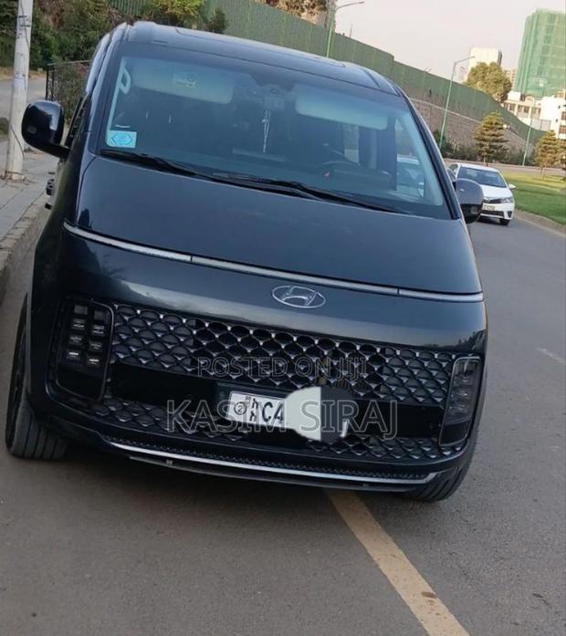 Hyundai Staria 2.2D AWD 2023 Black
